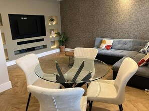 Apartment, 4 Bedrooms | Dining - Skyvillion -4bed Cozy Cockfosters Apt Mins To Tube (Barnet)
