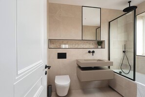 Apartment, 4 Bedrooms | Bathroom - Skyvillion -4bed Cozy Cockfosters Apt Mins To Tube (Barnet)