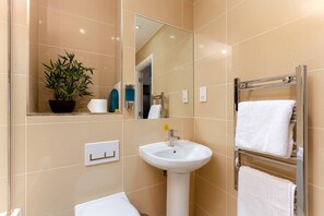 Bathroom - Skyvillion - Tower Point Enfield 1bed W Balcony (Enfield)