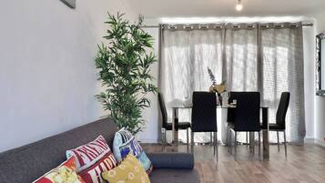 Apartment, 3 Bedrooms | Dining
