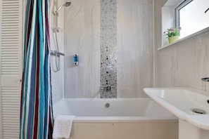 Apartment, 3 Bedrooms | Bathroom