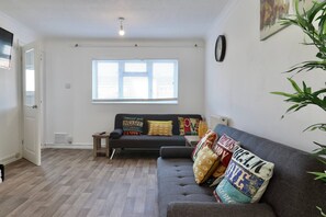 Apartment, 3 Bedrooms | Living area - Skyvillion - Valley Way - 3bed House In Stevenage (Stevenage)