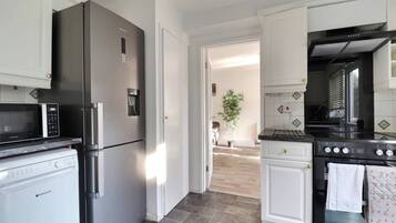 Apartment, 3 Bedrooms | Private kitchen
