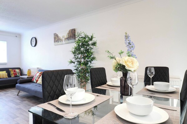 Skyvillion - Valley Way - 3bed House In Stevenage - Stevenage