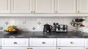 Apartment, 3 Bedrooms | Private kitchen