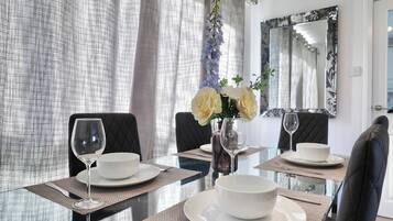 Apartment, 3 Bedrooms | Dining