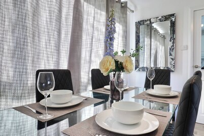 Skyvillion - Valley Way - 3bed House In Stevenage