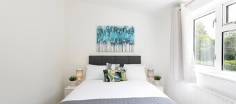 Skyvillion - Lush 2 Bed Hydean Way House & Garden