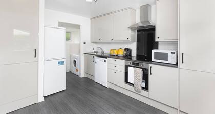 Skyvillion - Lush 2 Bed Hydean Way House & Garden