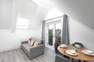 Apartamento, 1 quarto | Sala de estar