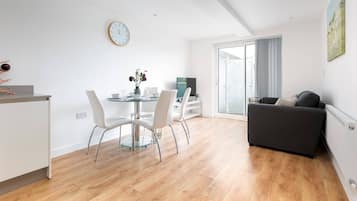 Apartment, 3 Bedrooms | Dining
