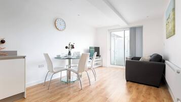 Apartment, 3 Bedrooms | Dining