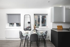 Dining - Skyvillion -vineyard Court- Enfield 1-bed Wgarden (Enfield)