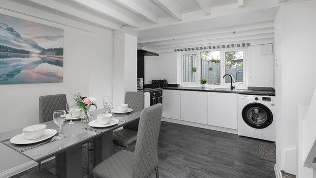 Unclassified image, 1 of 22, button - Skyvillion - Cozy 2 Bed Cottage In East Finchley (London)