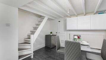 Apartment, 2 Bedrooms | Dining room