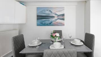 Apartment, 2 Bedrooms | Dining room