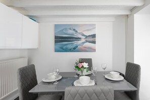 Apartamento, 2 habitaciones | Comedor