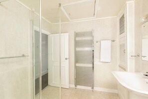 Apartamento, 2 quartos | Banheiro