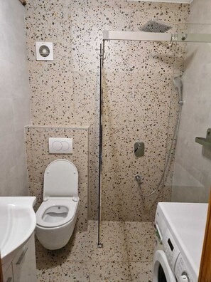 Douche, sèche-cheveux, serviettes fournies, savon