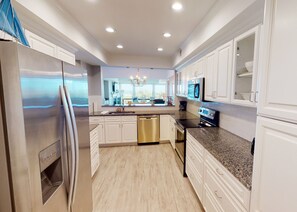 Frigorífico, microondas, horno y placa de cocina