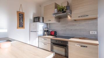 KĂŒhlschrank, Mikrowelle, Ofen, Herdplatte