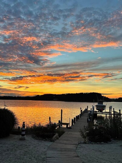 Beautiful 4 Bedroom Home on the water in Berlin!