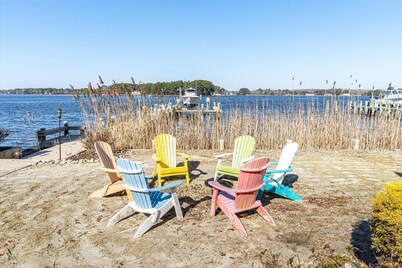 Beautiful 4 Bedroom Home on the water in Berlin!