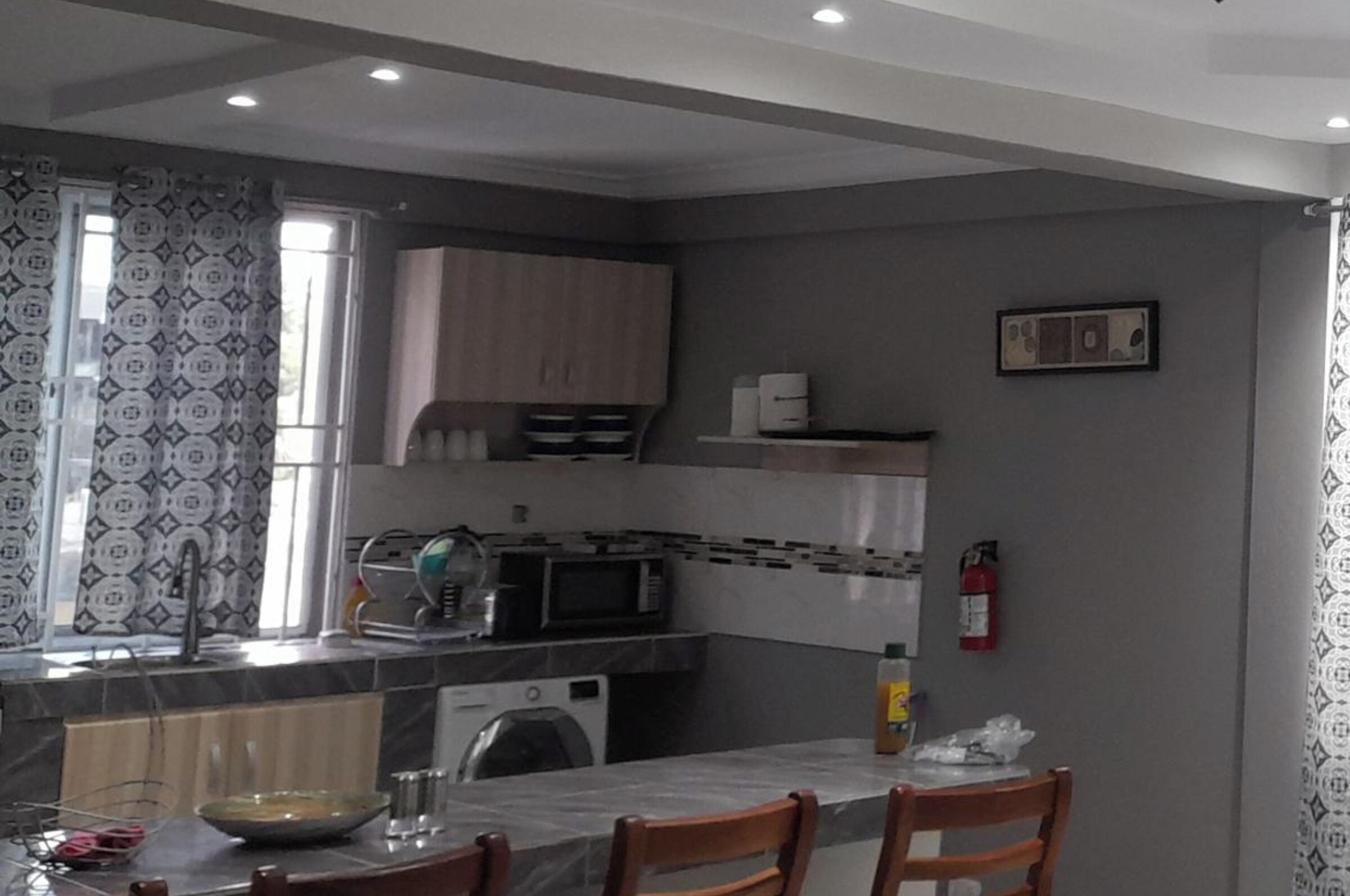 Lemari es, microwave, oven, dan kompor