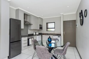 Apartment | Private kitchen | Fridge, microwave, oven, stovetop - 2 Bed Flat - Sleeps 4 - Pool - Garden - Parking (Johannesburg)