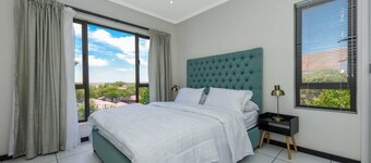 2 Bed Flat - Sleeps 4 - Pool - Garden - Parking