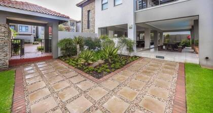 2 Bed Flat - Sleeps 4 - Pool - Garden - Parking