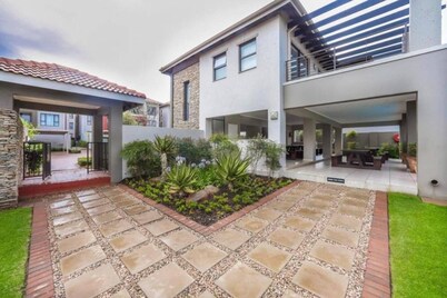 2 Bed Flat - Sleeps 4 - Pool - Garden - Parking