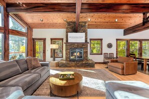 Smart TV, fireplace, ping pong - PONY47 - Stunning River Front Home, Community Pool (Sunriver)