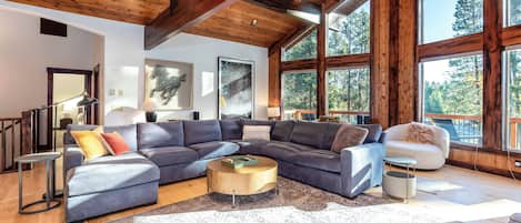 Smart-TV, Kamin, Tischtennisplatte