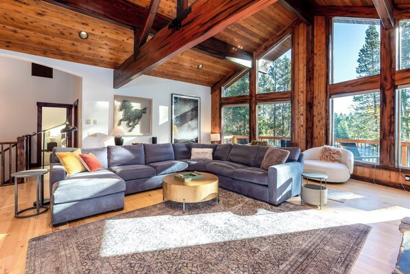 Smart TV, fireplace, ping pong