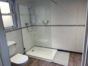 Apartamento | Banheiro | Chuveiro, toalhas de banho