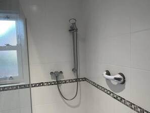 Apartamento | Banheiro | Chuveiro, toalhas de banho