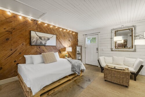 Cowboy Cottage - Perfect for a couple!