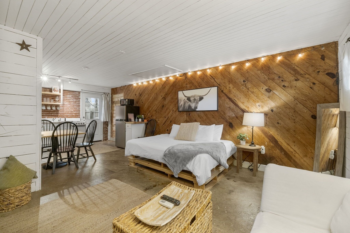 Cowboy Cottage - Perfect for a couple!