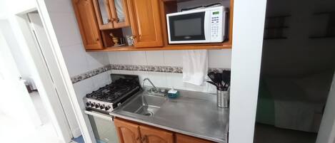 Microondas, horno, cafetera y tetera y utensilios de cocina