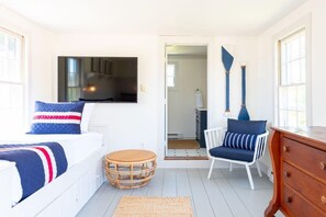 3 dormitorios, escritorio, tabla de planchar con plancha y cuna de viaje