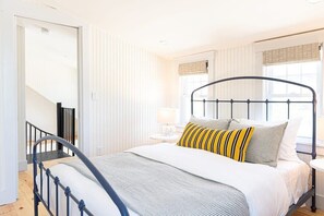 3 chambres, bureau, fer et planche à repasser, lit parapluie