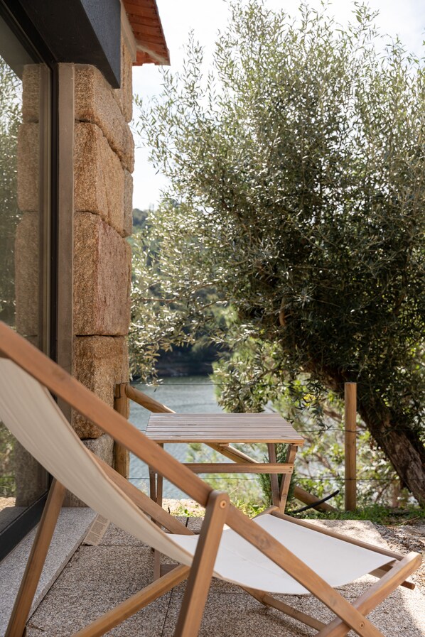 Outdoor dining - Individual Private Suites With An Astonishing View Over the Douro River (Paços de Gaiolo)