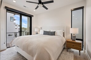 6 soverom, skrivebord, strykejern/-brett og reiseseng for barn