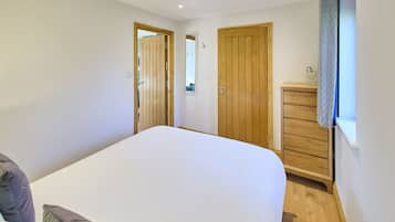 1 slaapkamer, een bureau, een strijkplank/strijkijzer, wifi