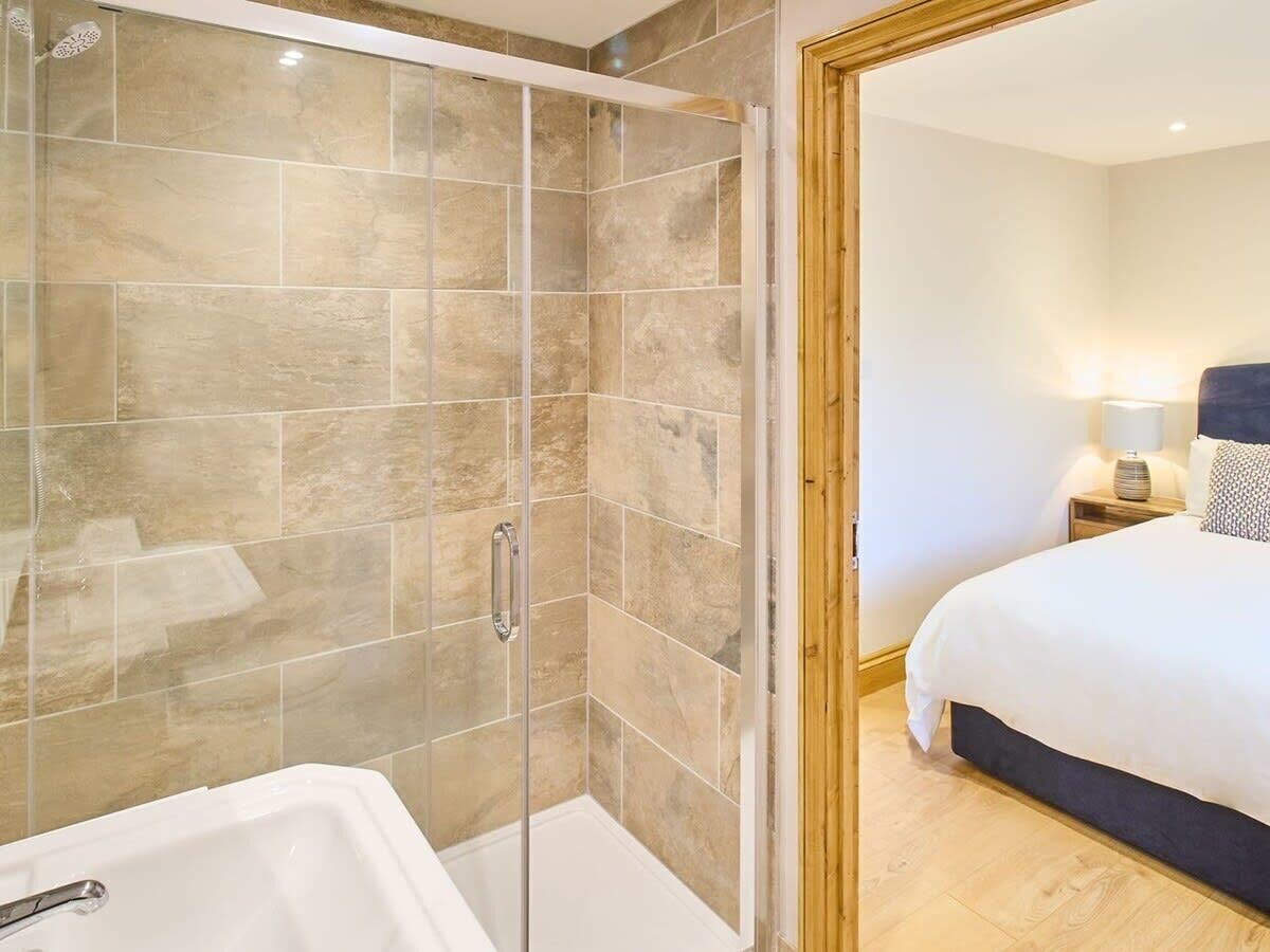 Douche, sèche-cheveux, serviettes fournies, shampoing