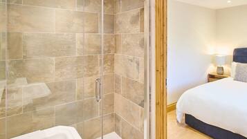 Douche, sèche-cheveux, serviettes fournies, shampoing