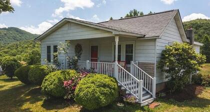 New listing! Cozy hilltop cottage with mountain views, 20 mins. from Floyd.