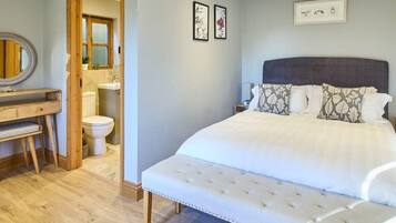 1 bedroom, desk, iron/ironing board, WiFi