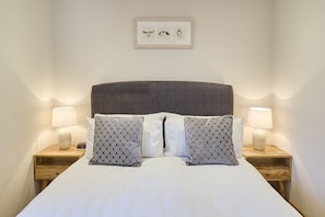 1 habitación, escritorio, tabla de planchar con plancha y wifi